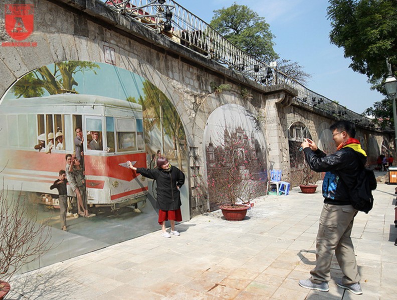 Xem giới trẻ Hà Nội tạo dáng sáng tạo tại phố bích họa Phùng Hưng